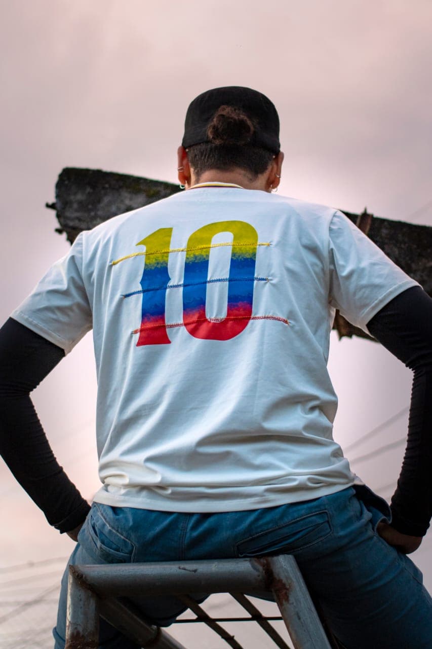 Espalda de camiseta del número 10 con costuras tricolor
