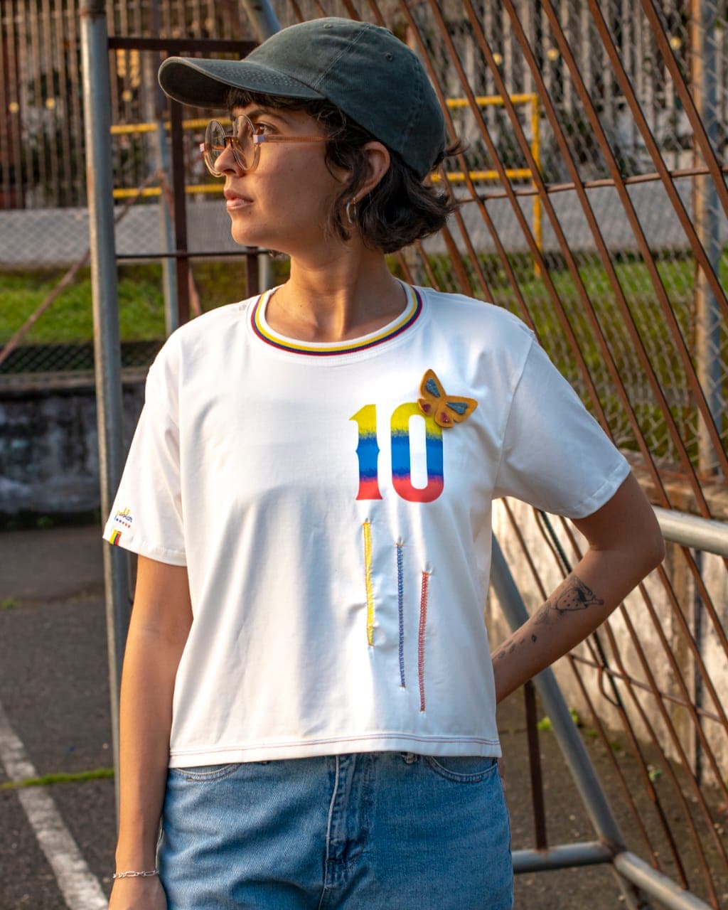Modelo con camiseta tricolor número 10 de Poblar Taller
